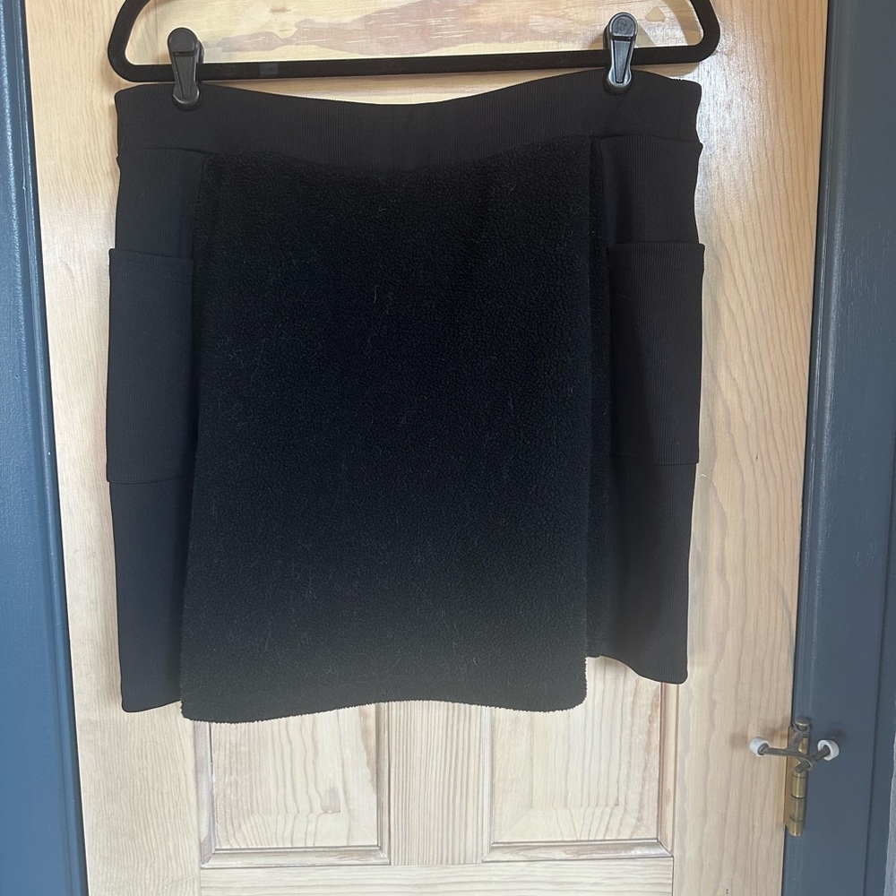 Black Fleece Mini with Stretchy Side Panels and Pockets